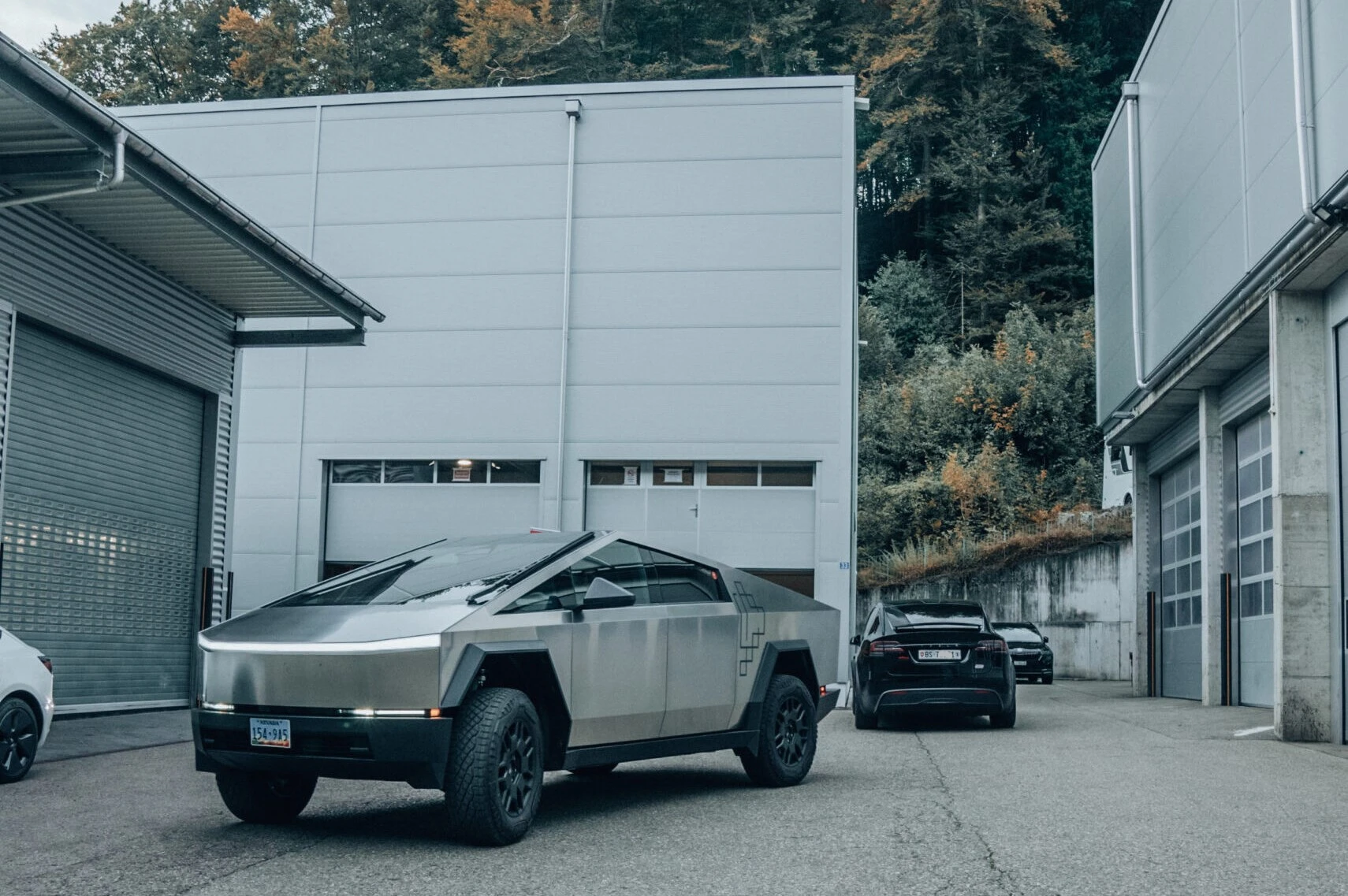 Eingang der Revoltaris Tesla-Werkstatt in Stallikon