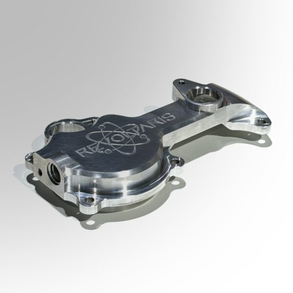 Coolant Delete Manifold von schräg oben mit Revoltaris-Gravur und gefrästen Kühlmittelanschlüssen