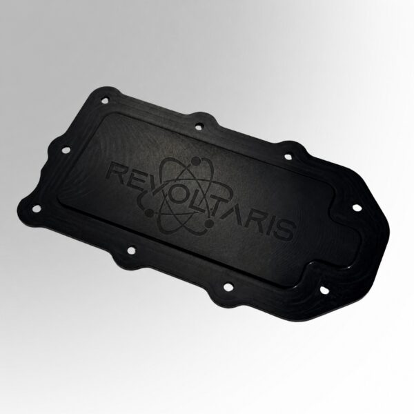 Fuse Cover aus gefrästem Aluminium mit schwarzer Eloxierung und Revoltaris-Gravur