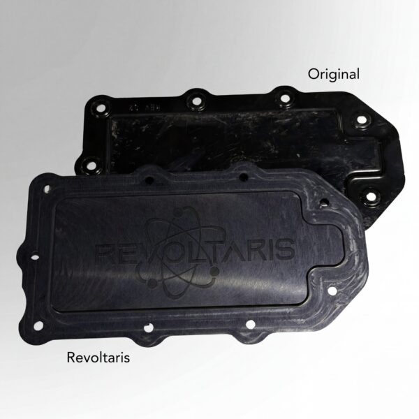 Revoltaris Fuse Cover aus eloxiertem Aluminium vor dem originalen Tesla Blechdeckel