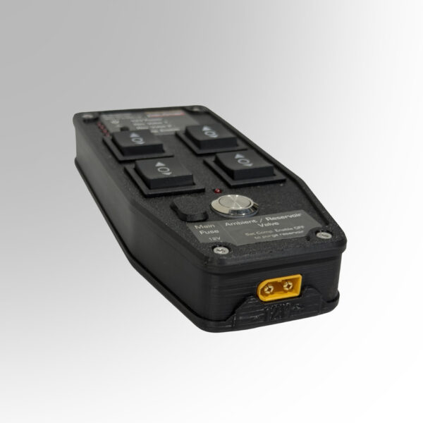 Rückseite des Air-Suspension Controllers mit Steckanschluss für den Kabelbaum