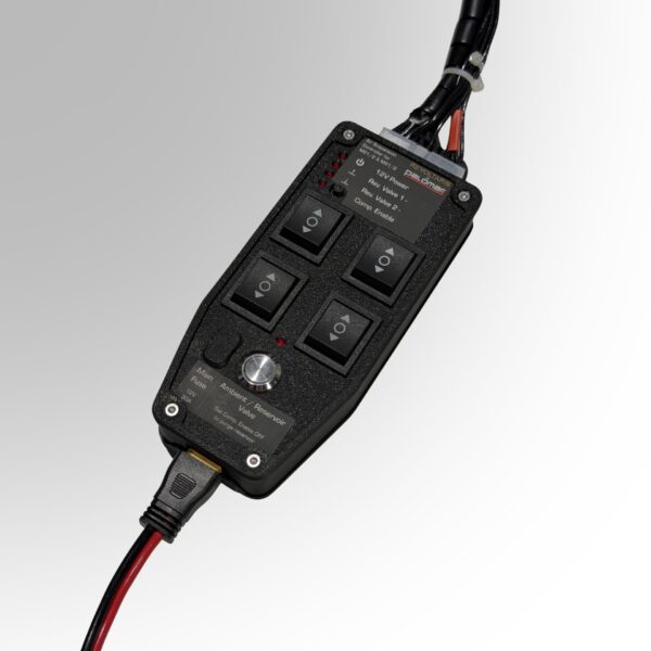 Air-Suspension Controller mit angeschlossenem Versorgungskabel